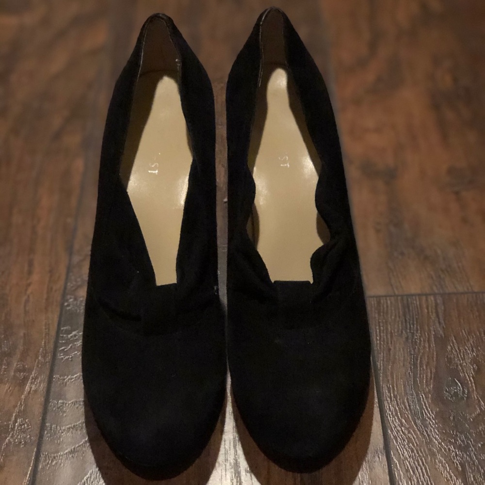 Black suede pumps with bow detail